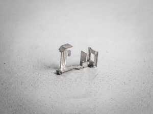Clipsbauteil mit Halterfunktion aus Federstahl — Stanzbiegeteil für Automotive-Innenraumverkleidungen, Biegema-Serienfertigung
