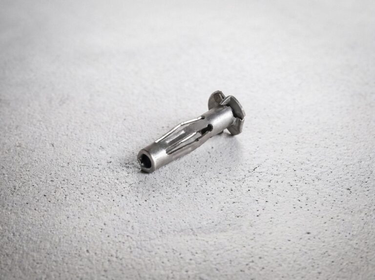 Metall-Hohlraumdübel mit Spreizlamellen für Gipskartonplatten — Stanzbiegeteil aus der Befestigungstechnik · Biegema