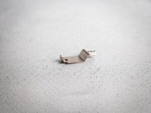 Kontaktlasche für Stecker aus Kupfer-Legierung — Stanzbiegeteil für die Elektronik, hohe Auszugskraft · Biegema