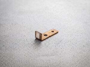 Kontaktwinkel aus Kupferlegierung mit aufgeschweißter Silberauflage — Stanzbiegeteil als Festkontakt für Schaltgeräte und Relais · Biegema