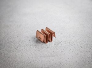 Kupferfeder als Kontaktelement aus Federbronze — Stanzbiegeteil für Sensoren und Steckverbinder der Elektrotechnik · Biegema