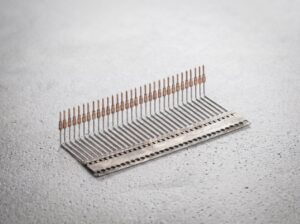 Pinleiste mit Kontaktstiften aus Kupfer für Leiterplatten — Stanzbiegeteil für die Elektronik, tape-and-reel-fähig · Biegema