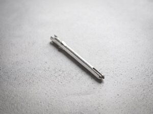 Rundstecker mit Crimppin aus vergoldeter Kupfer-Legierung — Stanzbiegeteil für Mess- und Diagnose-Steckverbinder · Biegema