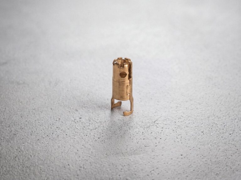 Sicherungseinsatz aus Messing für 5×20-mm-Glassicherungen mit Bajonettverschluss — Stanzbiegeteil für Gerätesicherungshalter, Elektrotechnik · Biegema