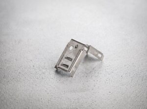 Steckergehäuse mit Federzunge aus verzinntem Federstahl — Stanzbiegeteil für Industrie-Steckverbinder, Elektrotechnik · Biegema