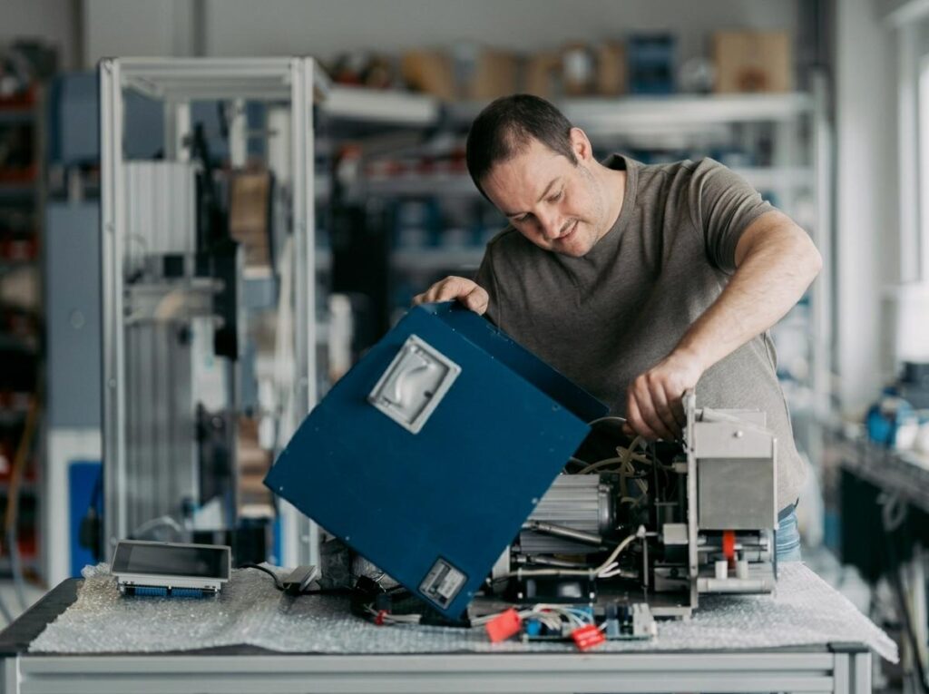 Biegema Techniker arbeitet an einer Stanz-Biegemaschine