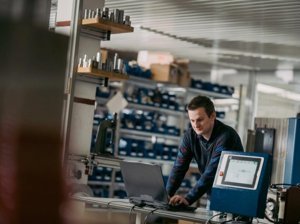 Biegema Servicetechniker mit Laptop in der Werkstatt